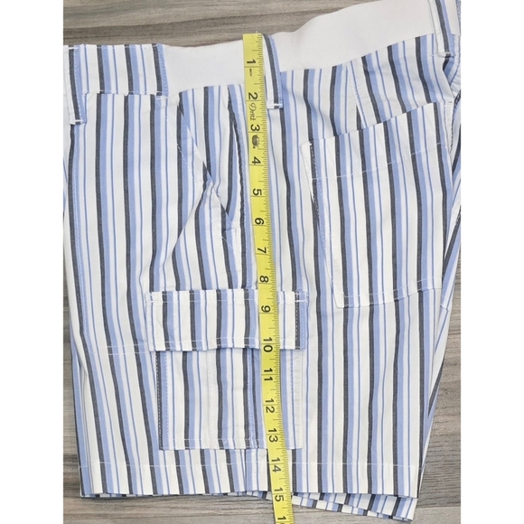 Lee Cargo Style Shorts Size 10, Midrise - Picture 2 of 5